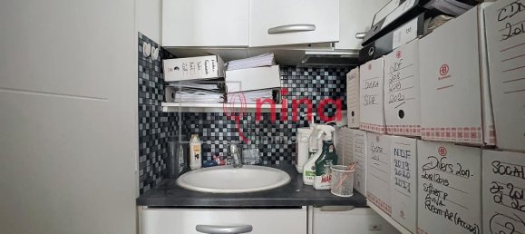 30m² Commercial property in Alfortville, France No. 165312 3