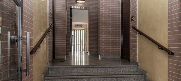 3 rooms Apartment in Turin, Italy No. 211125 2