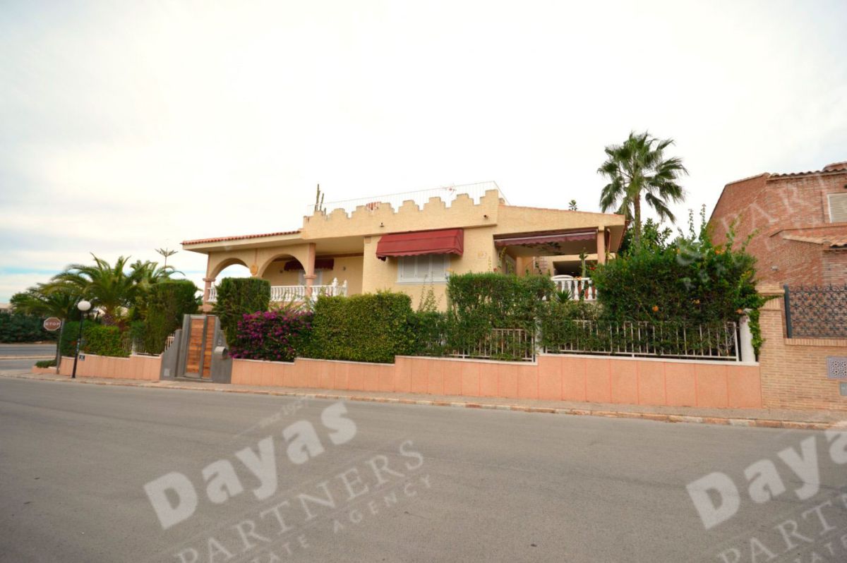 5 غرف نوم فيلا في Torrevieja, Spain رقم 114854