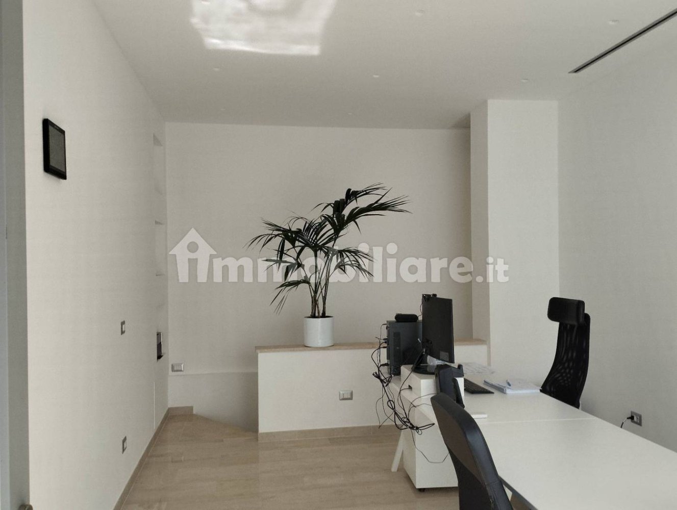 2 rooms Commercial property in Rome, Italy No. 360366