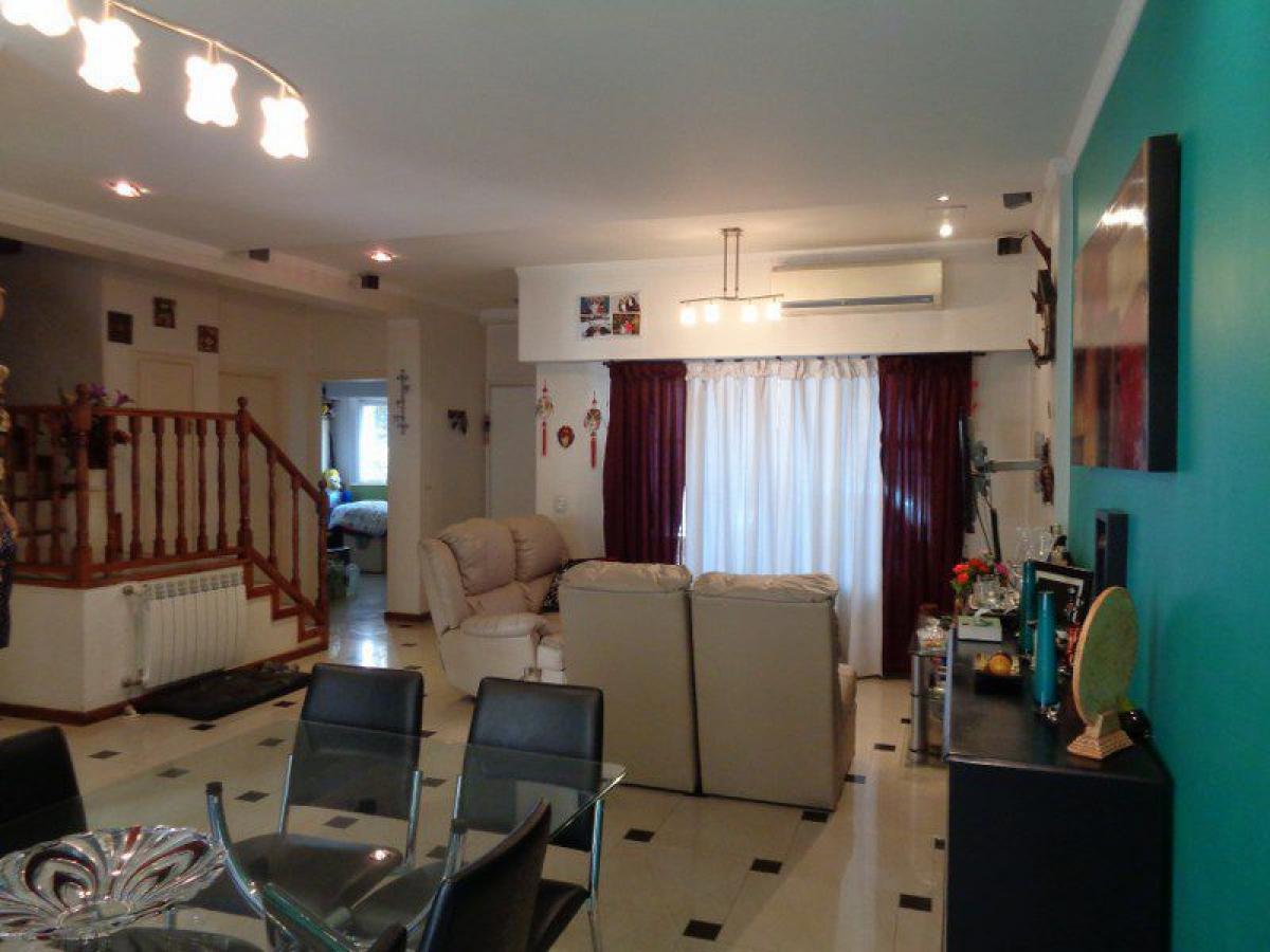 Casa de 4 dormitorios en Buenos Aires, Argentina No. 72178