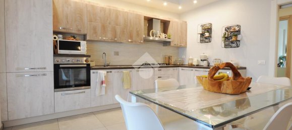 3 bedrooms Apartment in Prato, Italy No. 272077 7