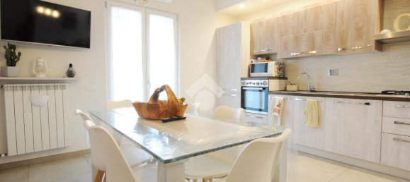 3 bedrooms Apartment in Prato, Italy No. 272077 5