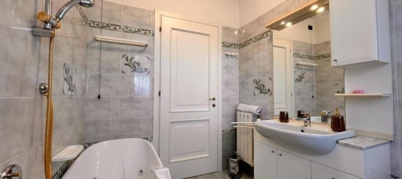 5 rooms Apartment in Forte dei Marmi, Italy No. 41618 9