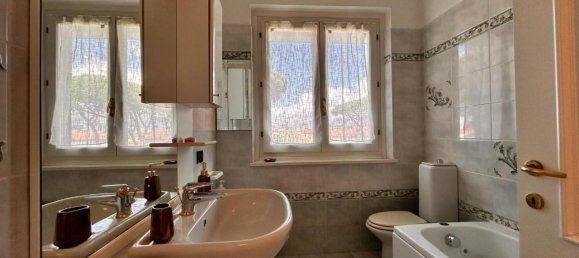 5 rooms Apartment in Forte dei Marmi, Italy No. 41618 10