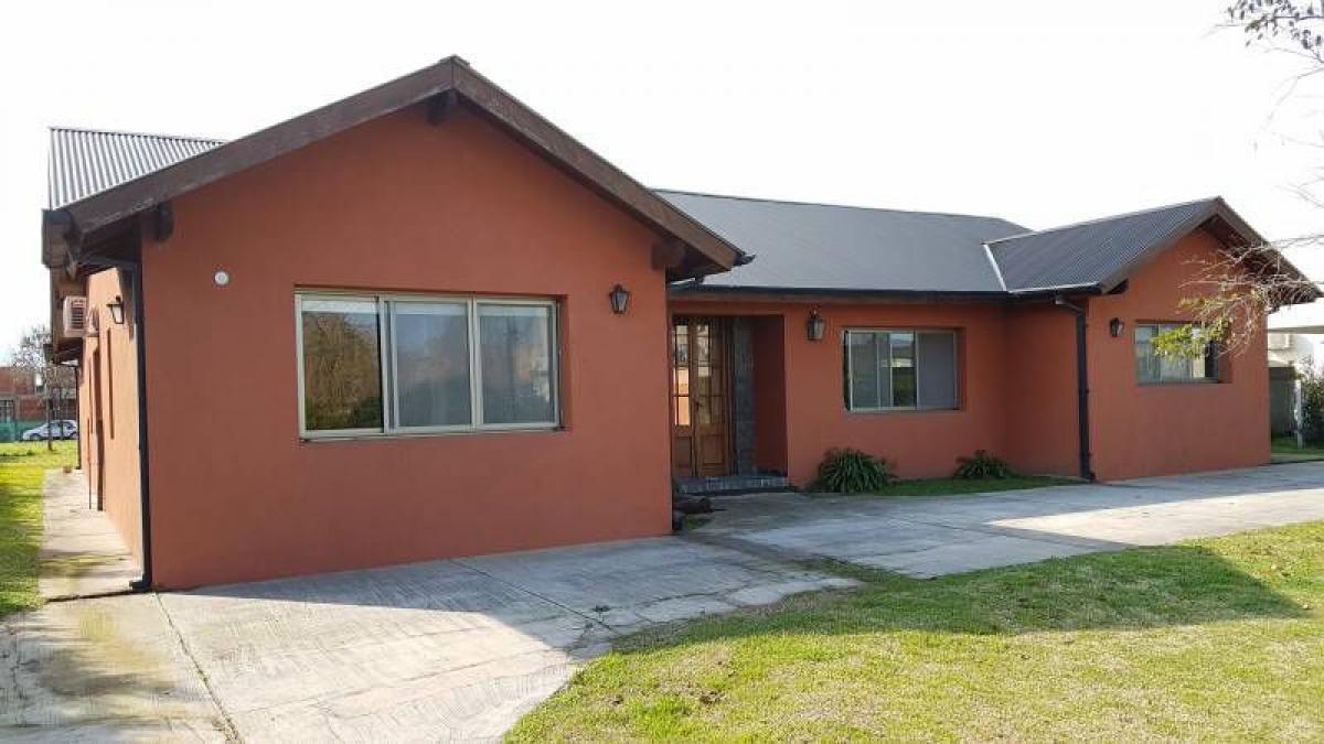 Casa de 3 dormitorios en Tigre, Argentina No. 17243