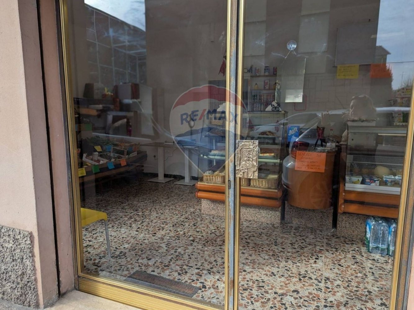 2 rooms Commercial property in Modena, Italy No. 74817