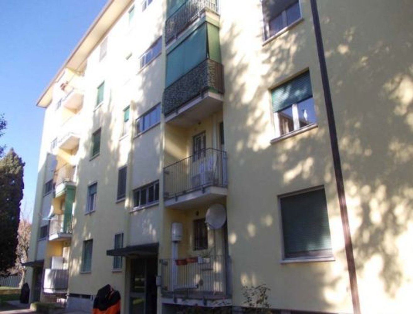 3 rooms Apartment in Milan, Italy No. 241048