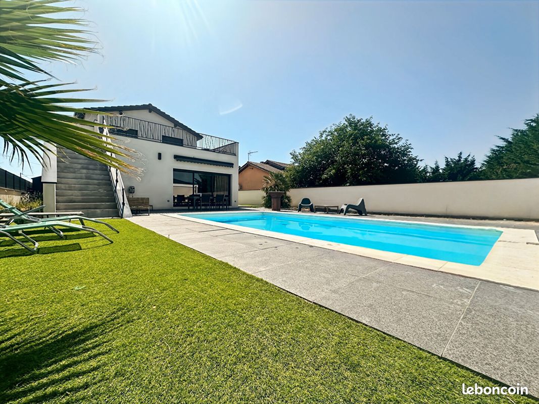 Casa de 3 dormitorios en Clonas-sur-Vareze, France No. 204877