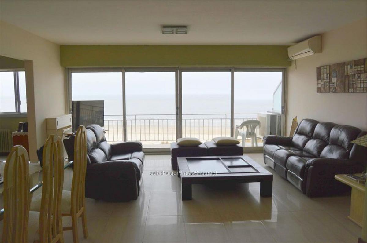 Apartamento de 3 dormitorios en Montevideo, Uruguay No. 289