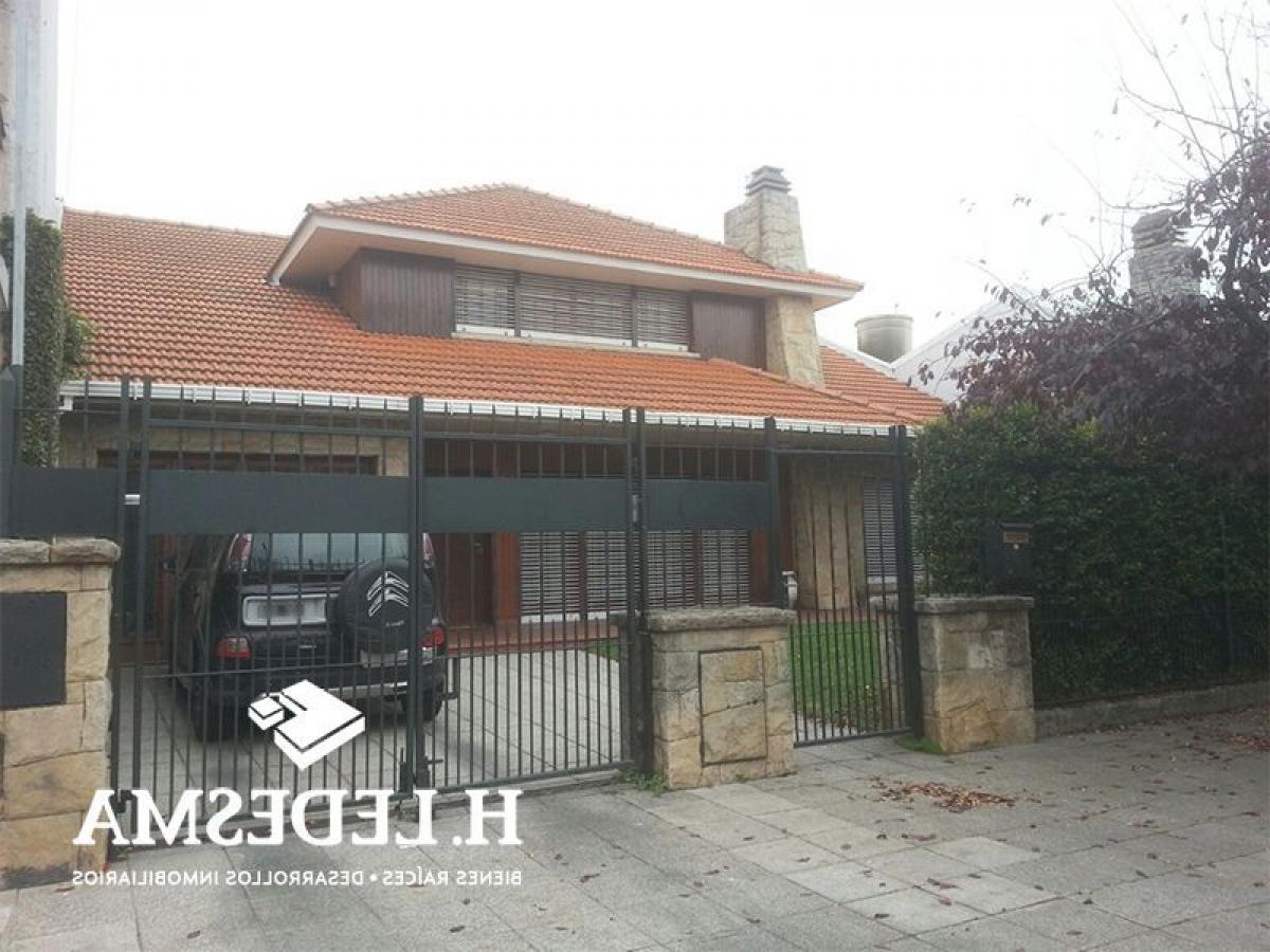 Casa de 3 dormitorios en Mar del Plata, Argentina No. 81294