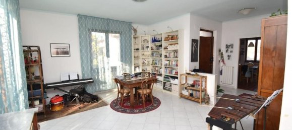 5 rooms House in Massa, Italy No. 215062 3