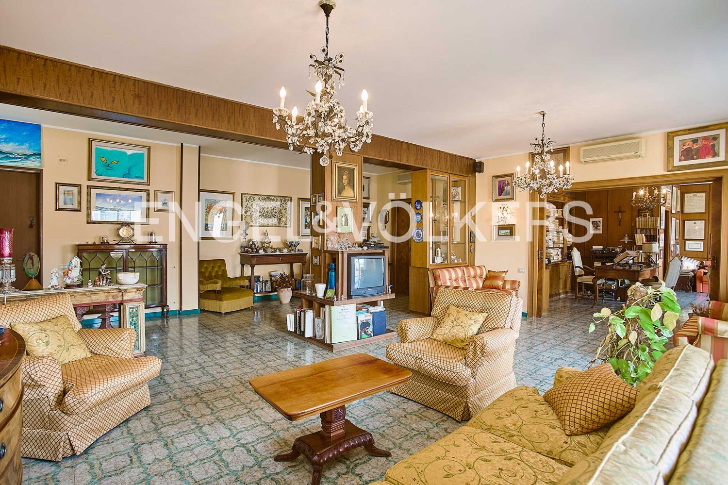 5 bedrooms Apartment in Palermo, Italy No. 402602