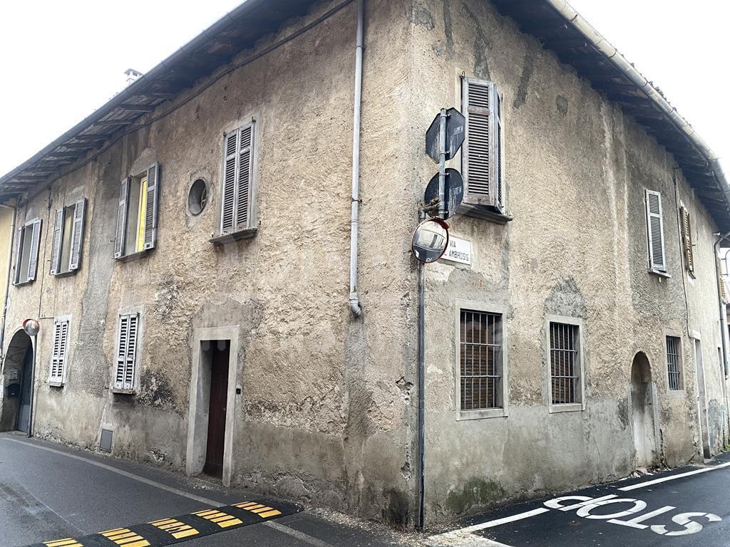 Квартира с 7 комнатами в Гавирате, Италия № 131778