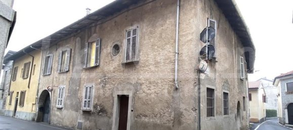 Квартира с 7 комнатами в Гавирате, Италия № 131778 2