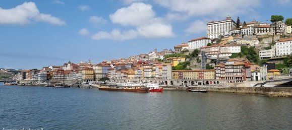 Здание с 9 спальнями в Порту, Португалия № 142076 17