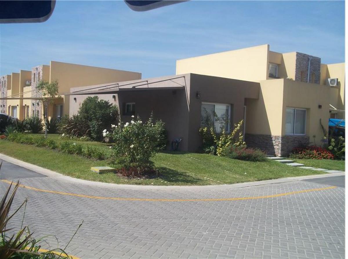 3 bedrooms House in Esteban Echeverria, Argentina No. 21017