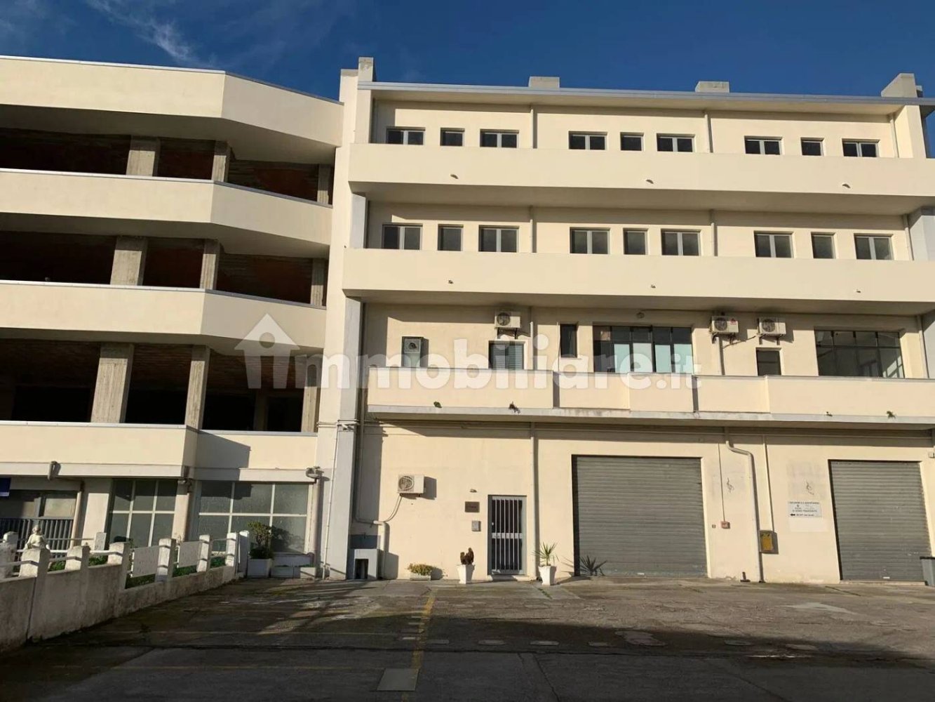 2 rooms Commercial property in Catanzaro, Italy No. 339942