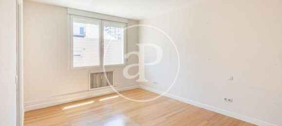 Apartamento de 4 dormitorios en Madrid, Spain No. 152588 4