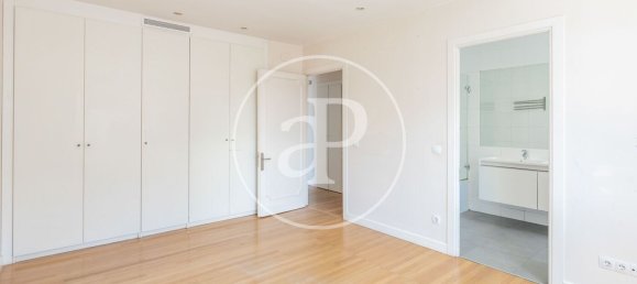 Apartamento de 4 dormitorios en Madrid, Spain No. 152588 3