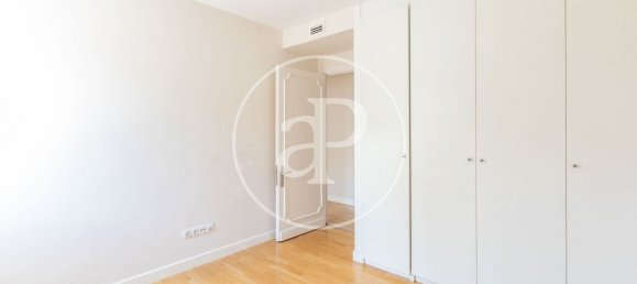 Apartamento de 4 dormitorios en Madrid, Spain No. 152588 11