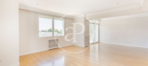 Apartamento de 4 dormitorios en Madrid, Spain No. 152588 2