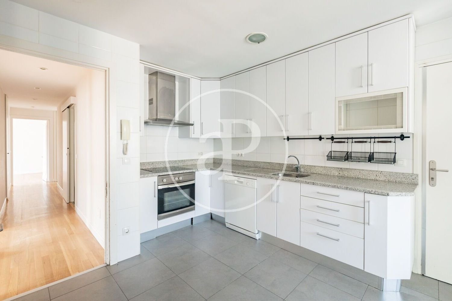 Apartamento de 4 dormitorios en Madrid, Spain No. 152588