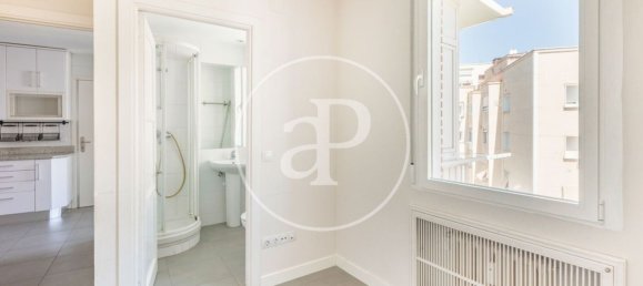 Apartamento de 4 dormitorios en Madrid, Spain No. 152588 23