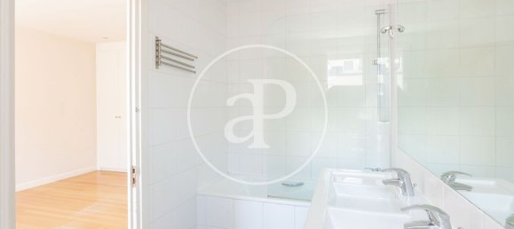 Apartamento de 4 dormitorios en Madrid, Spain No. 152588 17