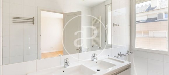 Apartamento de 4 dormitorios en Madrid, Spain No. 152588 16