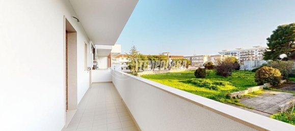 4-salle Appartement à Bari, Italy No. 11651 2