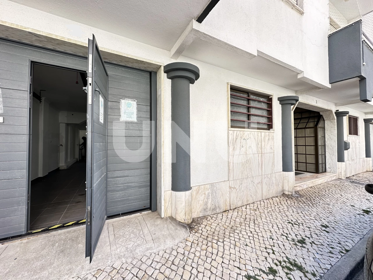 87m² Garage in Almada, Portugal No. 73138
