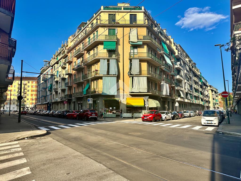 2 bedrooms Apartment in Turin, Italy No. 272024