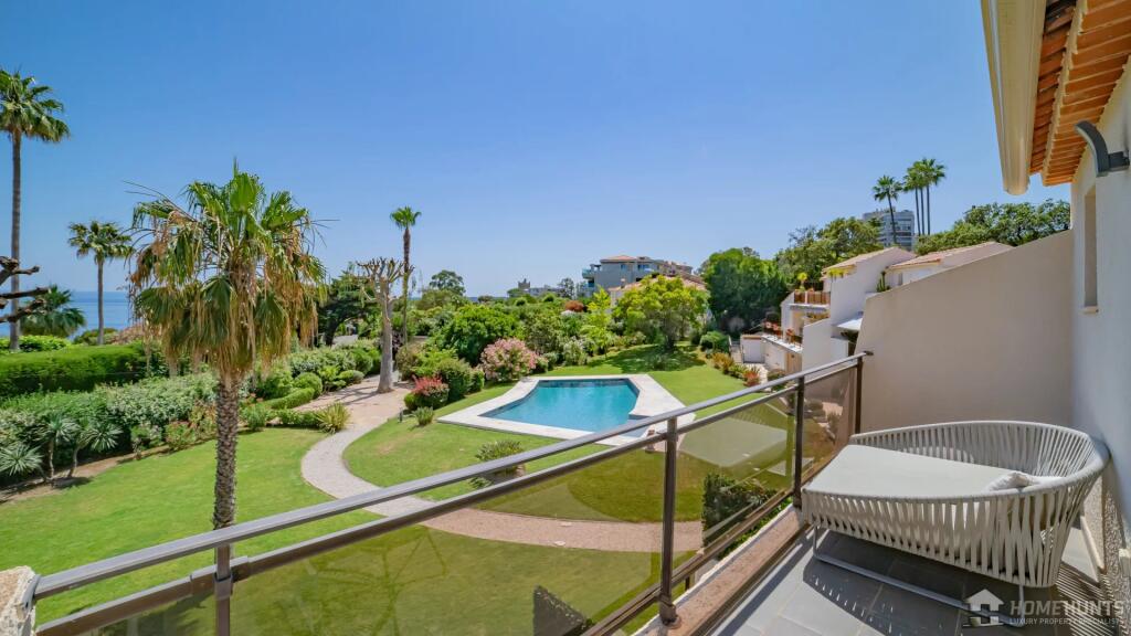 4 bedrooms Villa in Cannes, France No. 288478