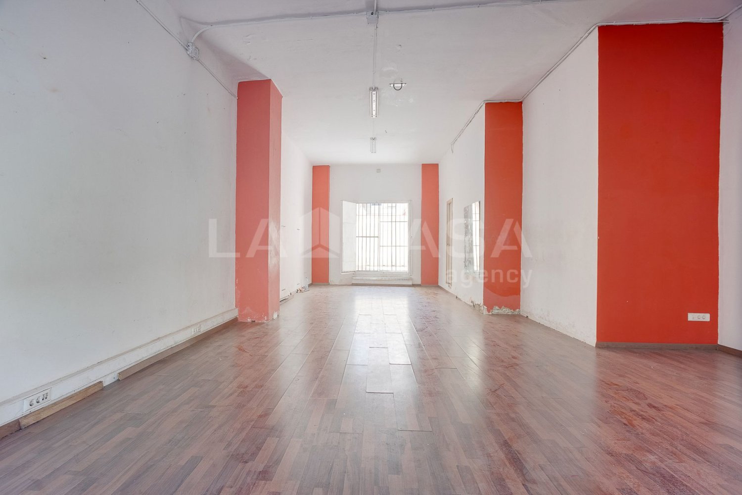 100m² Commercial property in L'Hospitalet de Llobregat, Spain No. 252749