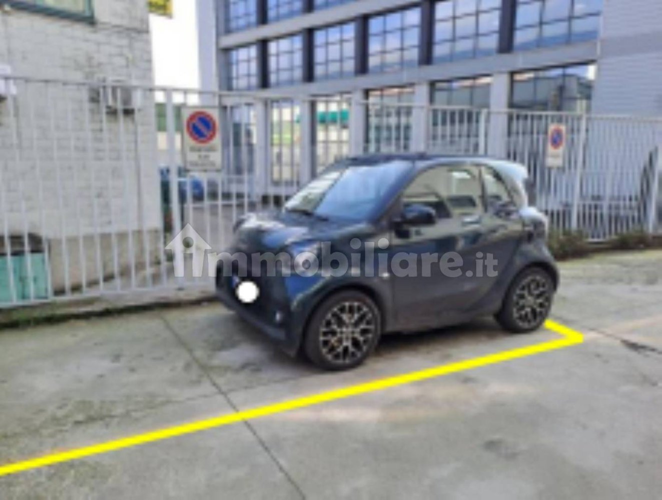 1 room Commercial property in Milan, Italy No. 350911