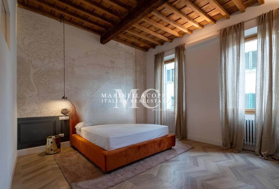 3 bedrooms Apartment in Florence, Italy No. 49172