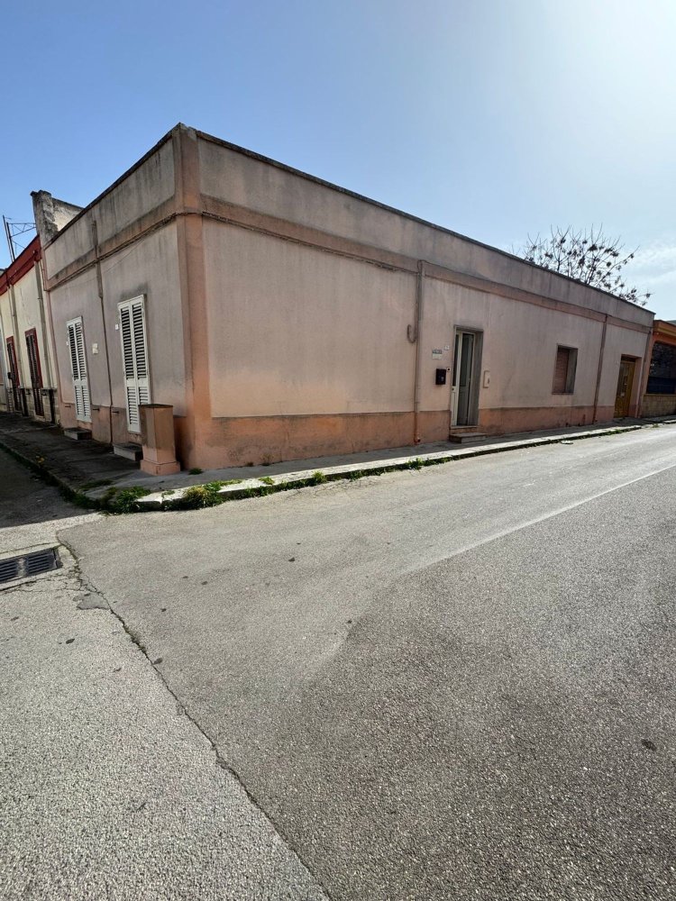 6 bedrooms Apartment in San Donaci, Italy No. 64583