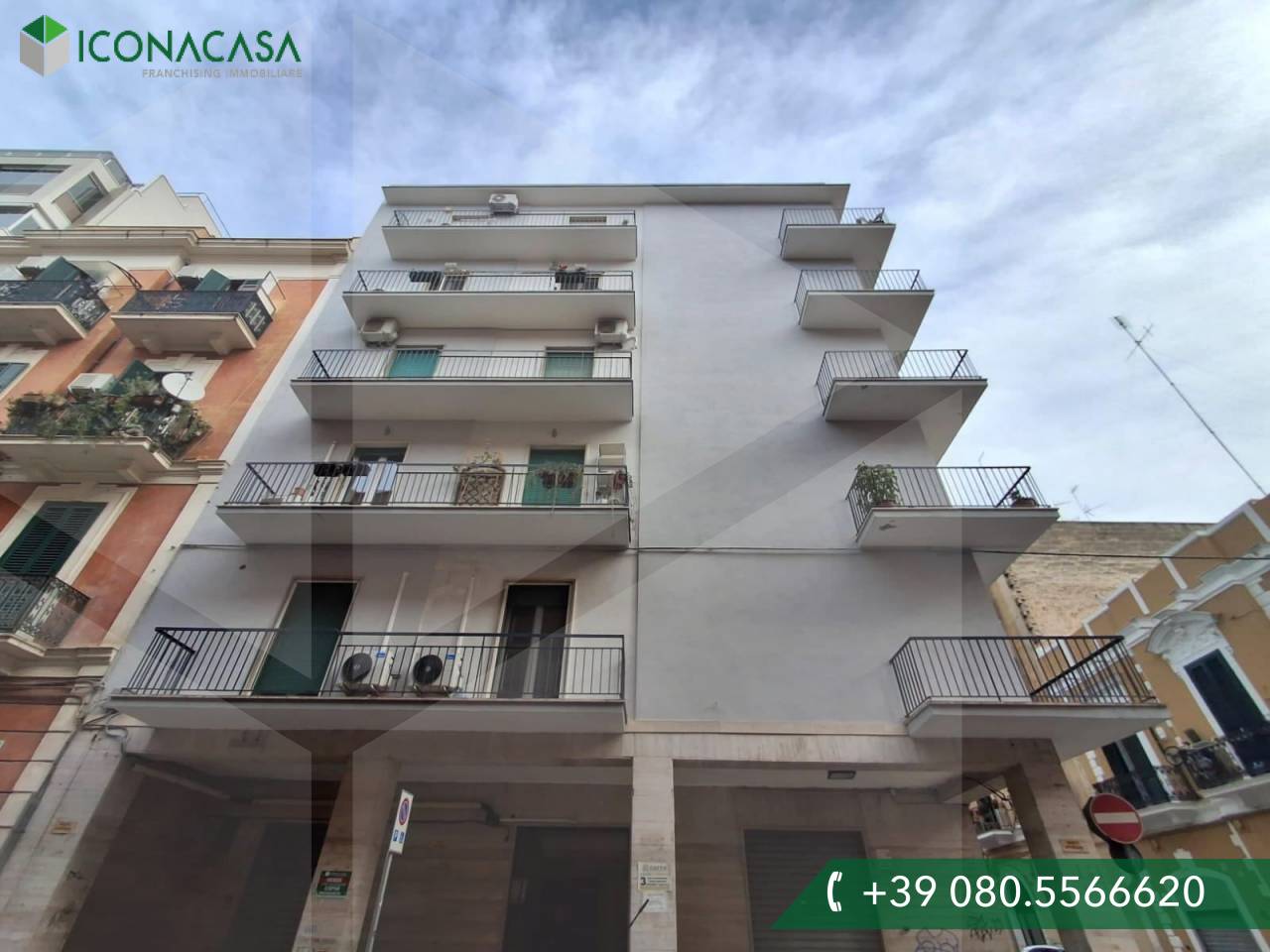 4 rooms Apartment in Bari, Italy No. 21501