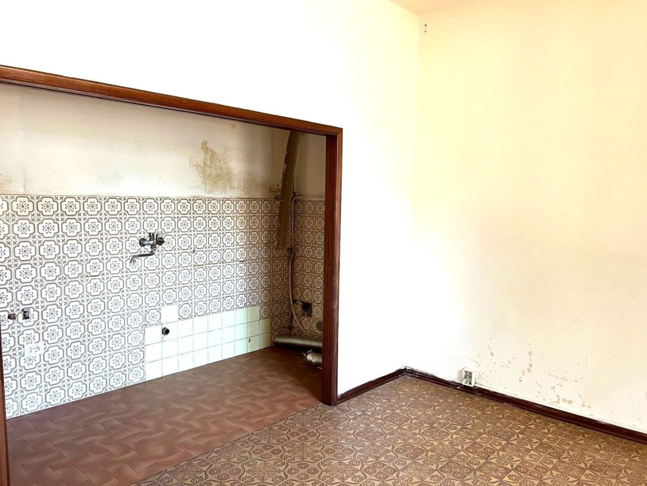 8 rooms House in Pistoia, Italy No. 297018