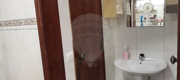 82m² Commercial property in Amadora, Portugal No. 70632 5