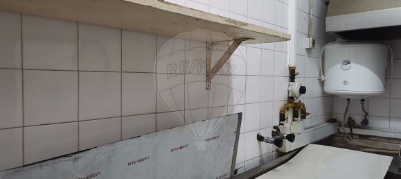 82m² Commercial property in Amadora, Portugal No. 70632 8