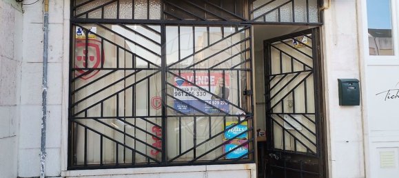 82m² Commercial property in Amadora, Portugal No. 70632 15