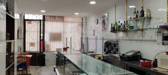 82m² Commercial property in Amadora, Portugal No. 70632 3