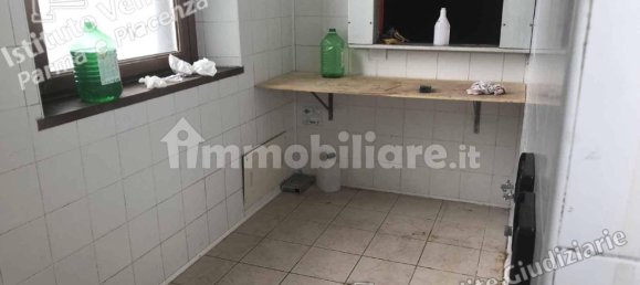 615m² Building in Fidenza, Italy No. 16741 3