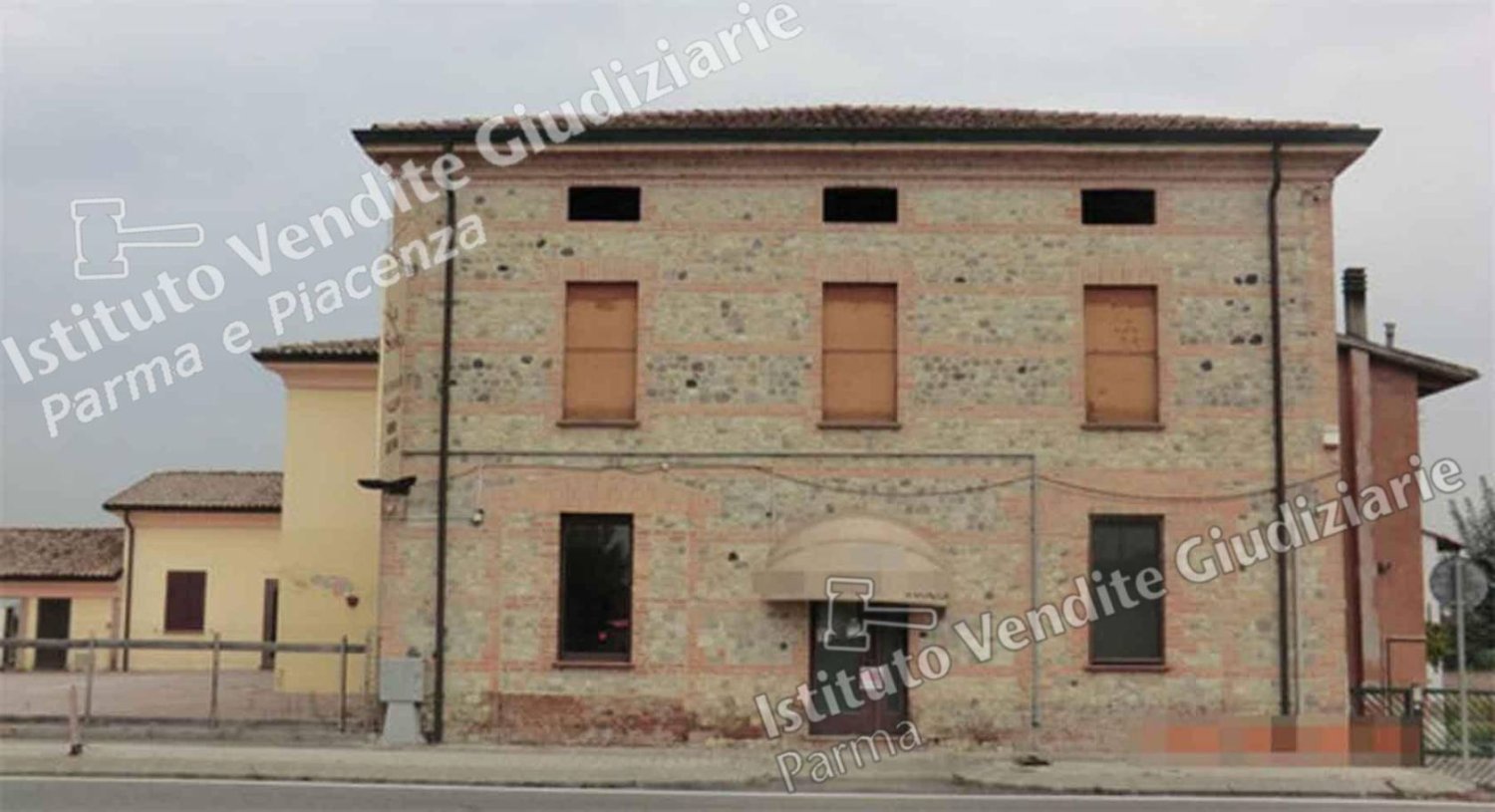 615m² Building in Fidenza, Italy No. 16741