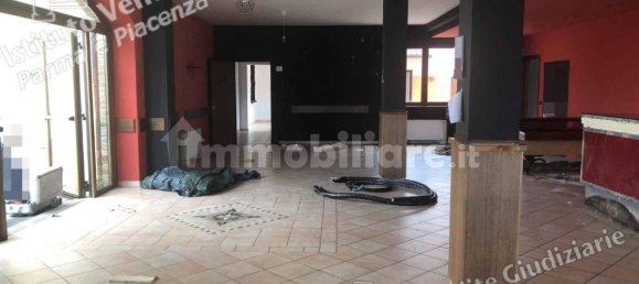 615m² Building in Fidenza, Italy No. 16741 14