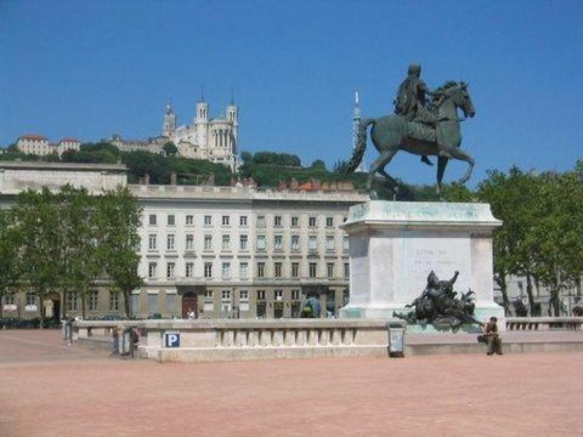  مصنع في Lyon, France 45متر مربع رقم 21336