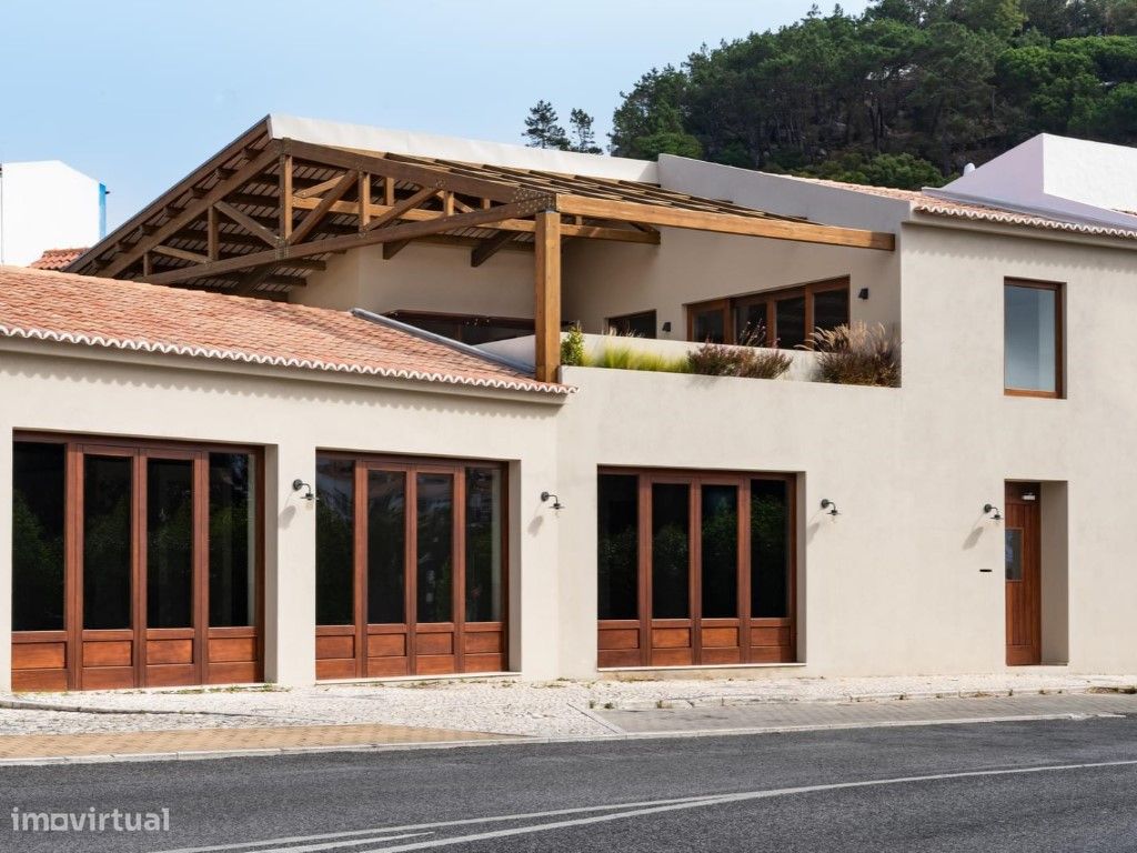 361m² Commercial property in Cascais, Portugal No. 144074