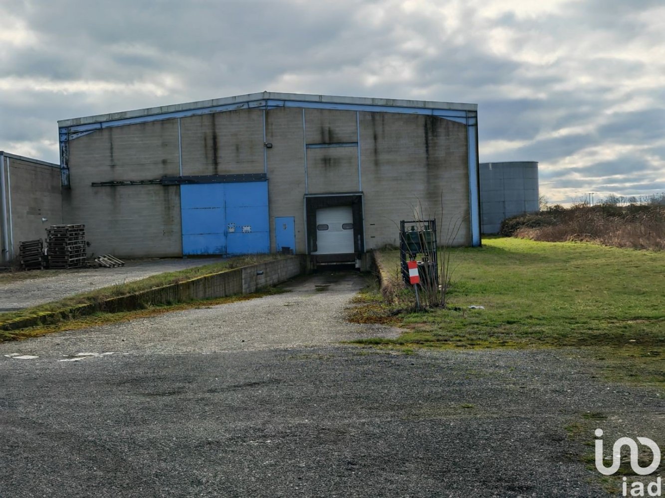 9200m² Commercial property in Tricot, France No. 254660